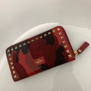 VALENTINO GARAVANI ROCKSTUD ZIP AROUND CAMO WALLET